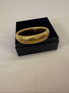 Gold Ribbed Bangle Bracelet Stretch Fit O/S